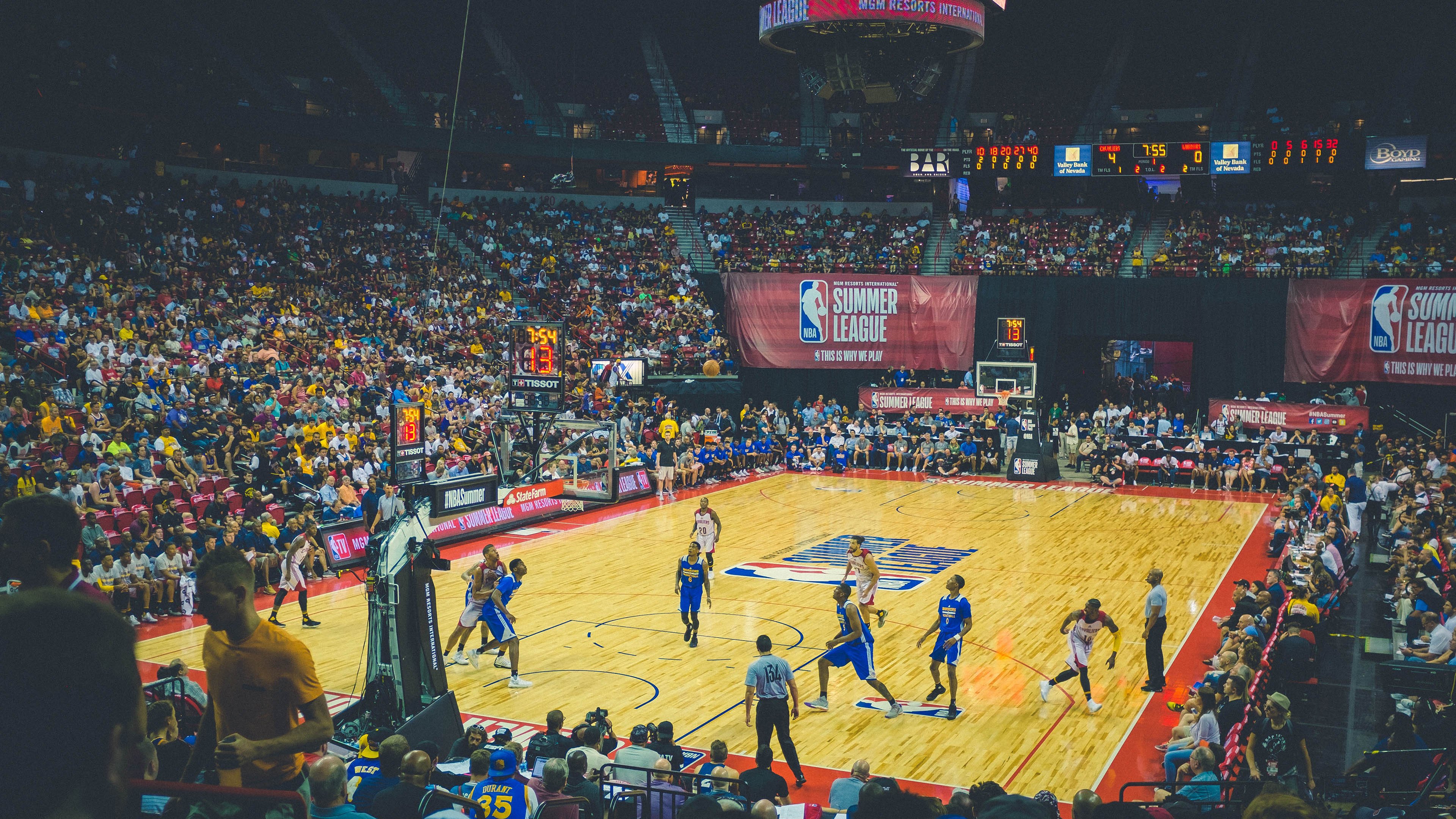 广东队对阵76人，字母哥状态火热，东西方篮球的激情碰撞